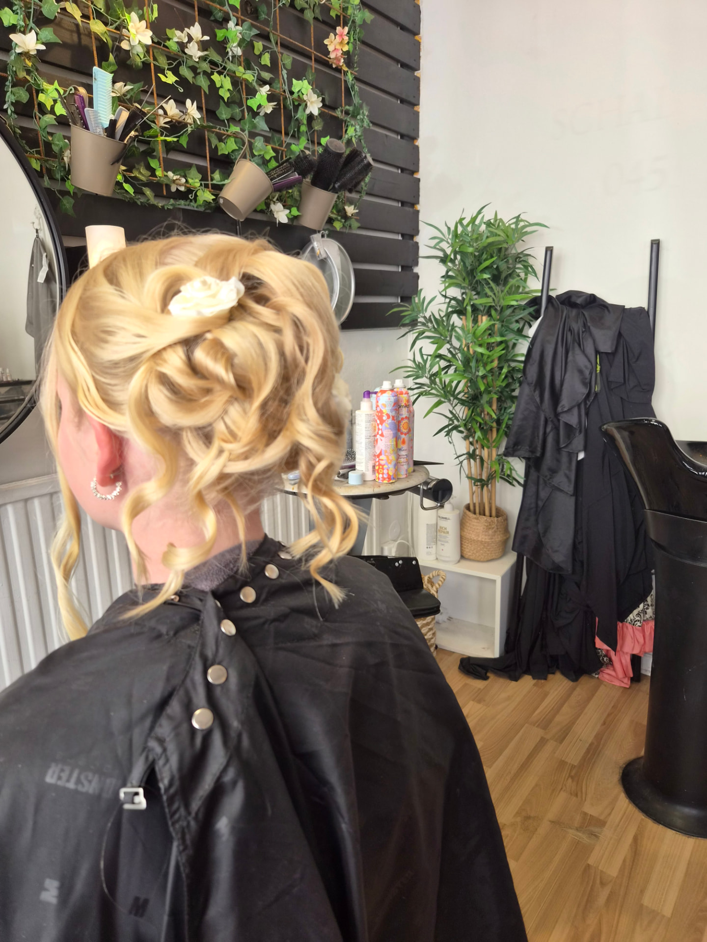 Blond håruppsättning skapad av Schalins Studio